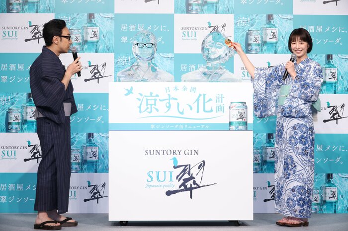 2人にそっくりな“氷像”も登場