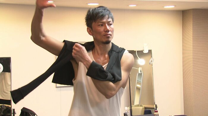 楽屋で振り付けを練習する様子