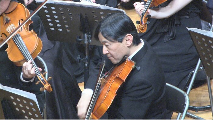ビオラを演奏される陛下 2014年4月