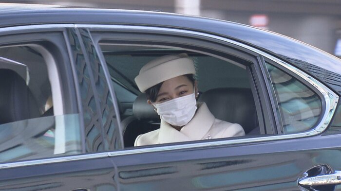 皇居に車で入られる秋篠宮さまと佳子さま(午前11時前)
