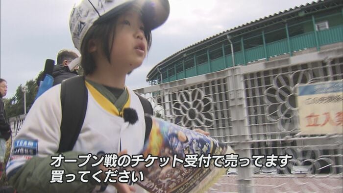 チラシを手にオープン戦をPRする竹内詠統（えいと）くん