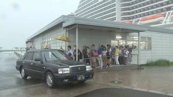 タクシーを待つ長蛇の列