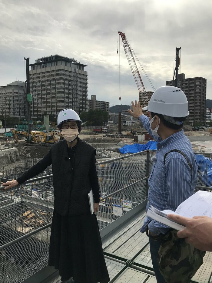 新香川県立体育館の工事現場を視察するSANAAの妹島和世さんと西沢立衛さん