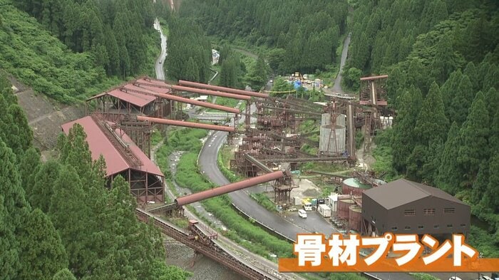 採掘した岩石が運ばれる骨材プラント