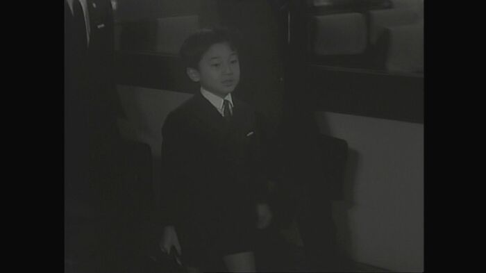 昭和42(1967)年11月 お一人で新幹線に乗り静岡・浜松市に向かわれる陛下