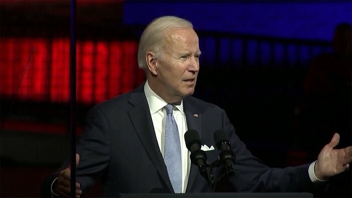 「国家の魂をかけた戦い」と銘打った演説を行うバイデン大統領(ペンシルベニア州)