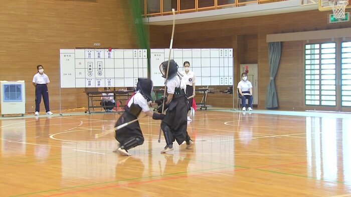 最終戦に挑む山川さん(左)