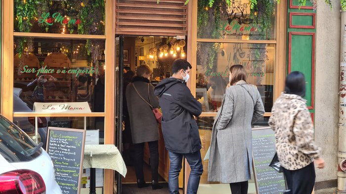 飲食店は店内営業が禁止されている