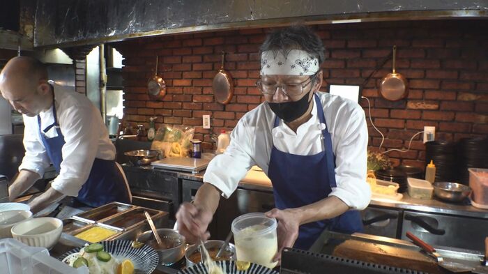 「盛よし」で40年以上働いてきた長谷川さん(右)、20年以上働いてきた重沢さん