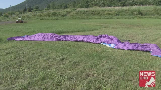 「乱気流に巻き込まれた」パラグライダーで高さ約25メートルから落下…水田がクッション?66歳男性軽傷