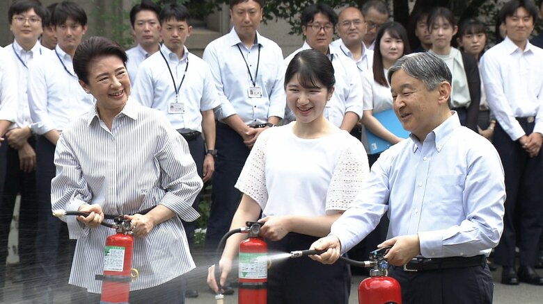 天皇陛下「消火開始します」両陛下と愛子さま消防ホースを手に消火訓練　防災の日に宮内庁職員の防災訓練に参加｜FNNプライムオンライン