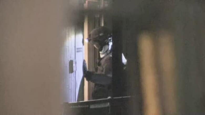 警察が玄関から突入　同居女性を人質に約14時間アパートに立てこもった男を現行犯逮捕　大阪・枚方市｜FNNプライムオンライン