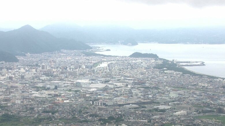 静岡県沼津市　東名下りで3台が絡む事故　下り沼津IC～富士ICが通行止め　バイクの運転手の男性が救急搬送｜FNNプライムオンライン