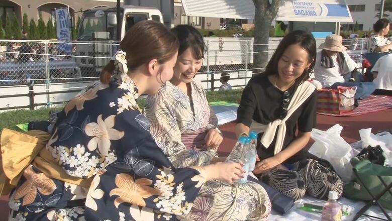 場所取りにダッシュ「諏訪湖上花火大会」　熱気に包まれる会場「前の方で見たい」「希望通りの場所までめちゃめちゃ走った」｜FNNプライムオンライン