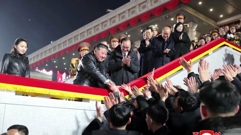 金正恩総書記と“娘”のジュエ氏が軍事パレード観覧　朝鮮労働党大会では核兵器開発推進方針示す｜FNNプライムオンライン