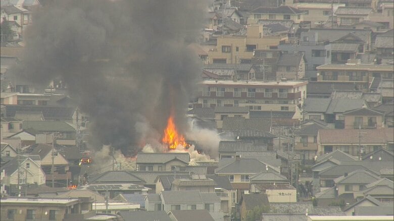 アパートが真っ赤な炎に包まれる　「1階部分が燃えている」　複数の通報　ケガ人は現在のところ1人　連絡が取れない住民がいるのかは不明｜FNNプライムオンライン