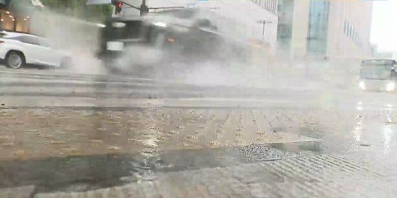 【大雨情報】「住宅の裏山が崩れた」 梅雨前線が停滞　60以上の公立学校が休校　27日にかけ警戒が必要｜FNNプライムオンライン
