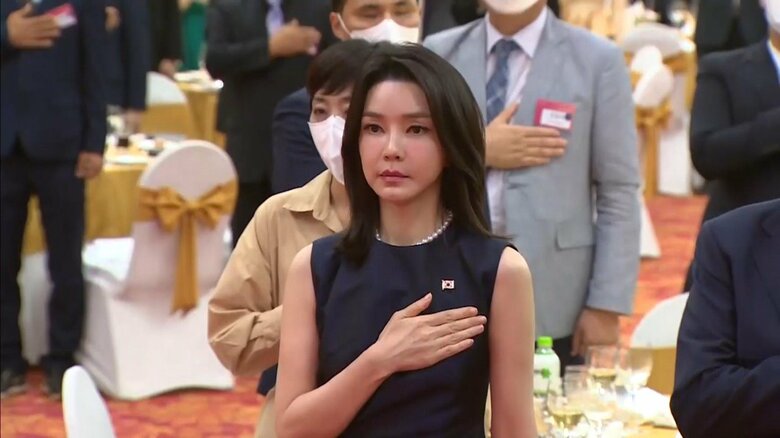 野党側は金建希氏のファッションにまで「ジャクリーンコスプレ」と噛みついた