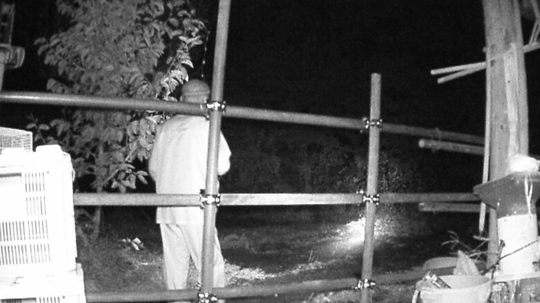 カメラには見回りに来た男性の姿も