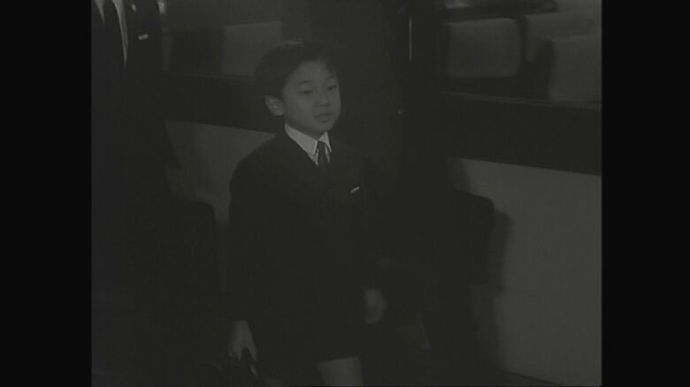 昭和42(1967)年11月 お一人で新幹線に乗り静岡・浜松市に向かわれる陛下