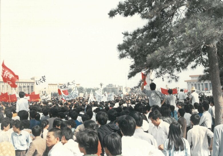 天安門広場に集まる人々 1989年5月 撮影：南隆 氏