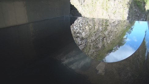 水面に谷の岩肌が映る