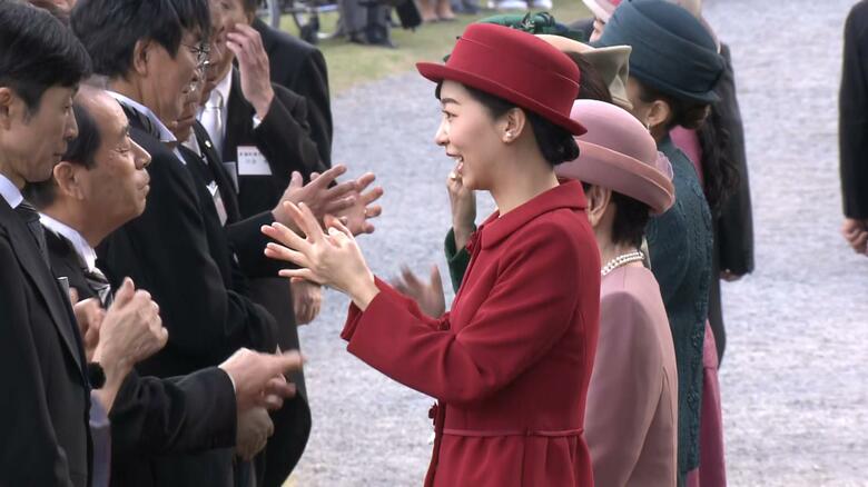 石野富志三郎さんと手話で会話される佳子さま