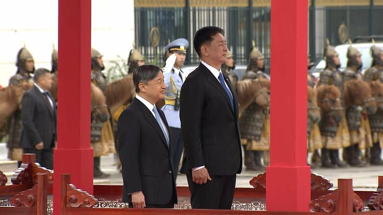 チンギスハン像の前で行われる歓迎式典に出席する天皇皇后両陛下　モンゴル・スフバートル広場