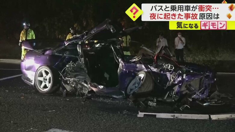 乗用車が原形がわからないほどの大破している