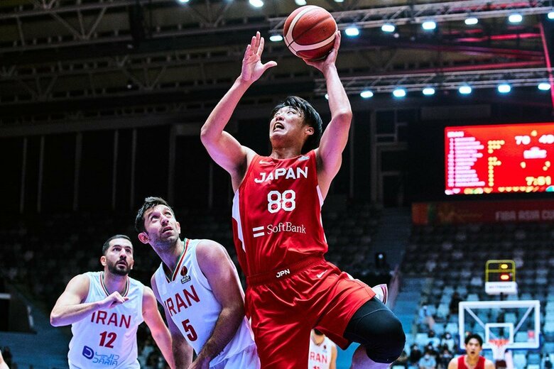 インサイドで体を張り続けた張本天傑選手（C）FIBA