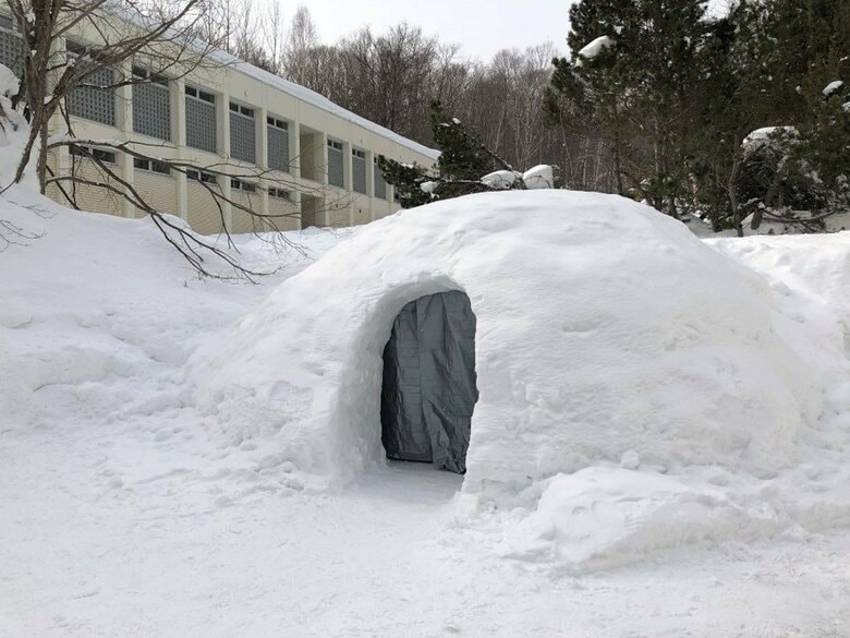2月11日、札幌市立大学芸術の森キャンパスに作ったかまくら（提供：大学院生  堤晴季、本多いづみ、福田大年 講師、鬼塚美玲 講師）