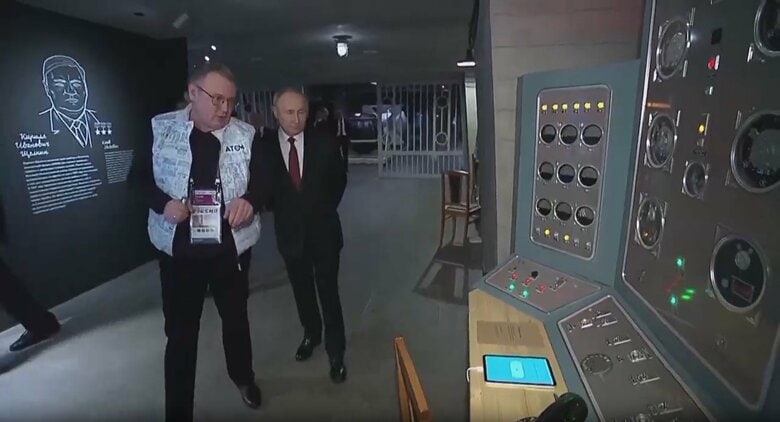 “核のボタン”が付いた模擬制御盤