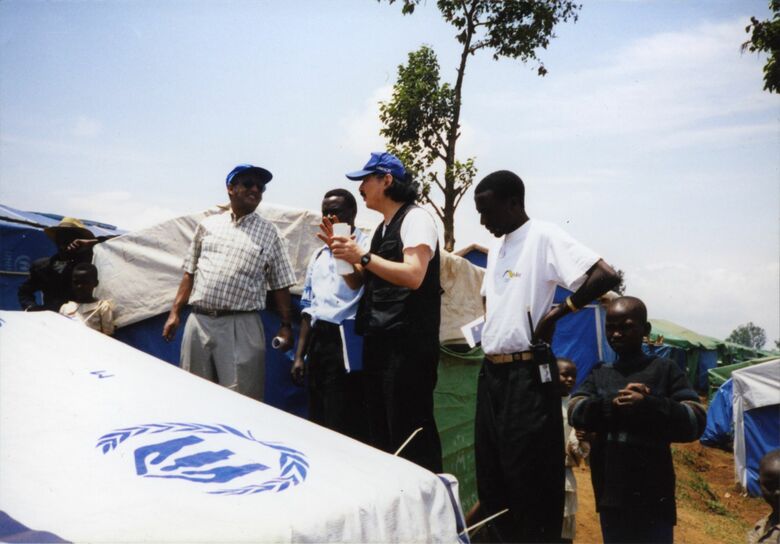 『国連難民高等弁務官事務所用の紙のシェルター』1999年 ルワンダ Photo: Shigeru Ban Architects