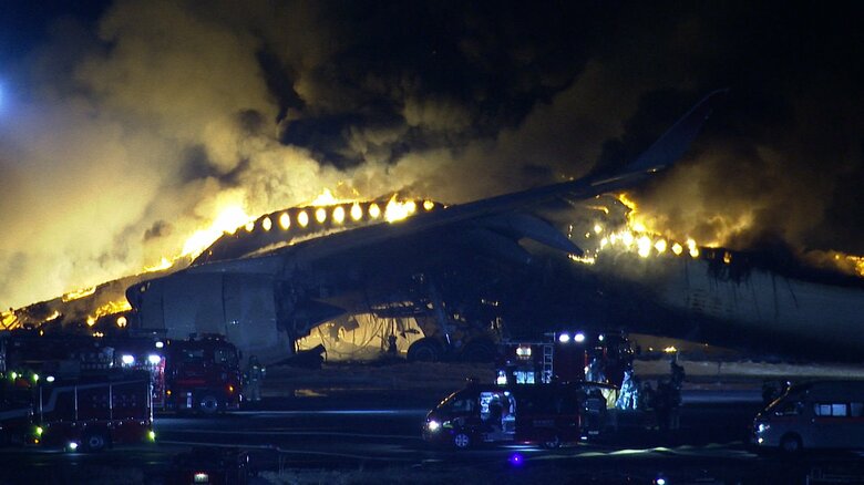 羽田空港で炎上する日航機