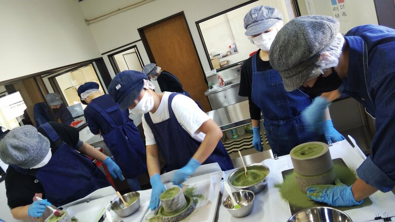 パウダーラボで仕事をするスタッフたち（『温めれば、何度だってやり直せる』より）