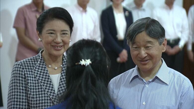 令和5（2023）年6月 日本語を学ぶ学生と懇談される両陛下（ダルマ・プルサダ大学）