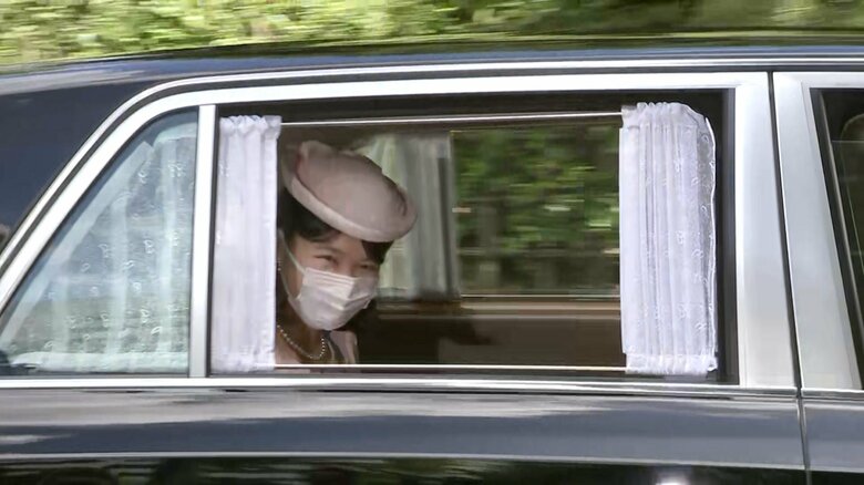 淡いピンクの装いで紀子さまへの挨拶に向かわれる愛子さま（2023年9月）