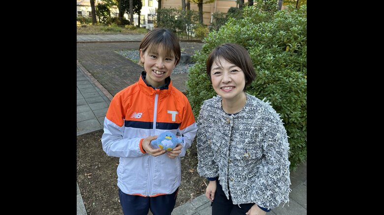 不破聖衣来（左）と西山アナ（右）