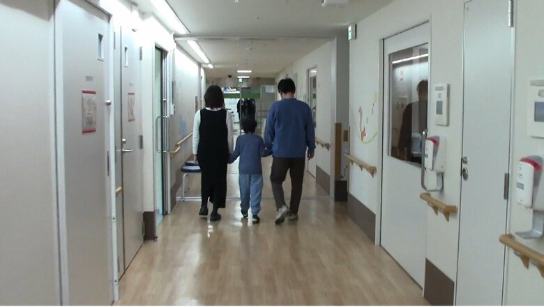両親と一緒に退院する男児　提供：京都大学医学部附属病院