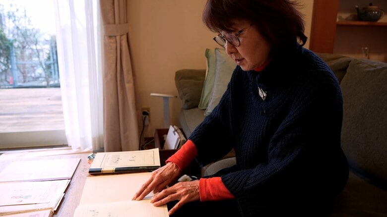 捜索ノートを開く母・万里子さん