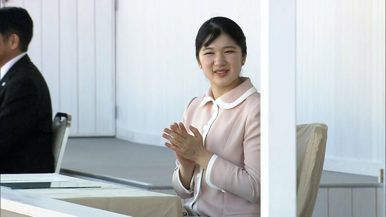 初の地方公務で佐賀スタジアムで競技観戦する愛子さま　2024年10月11日