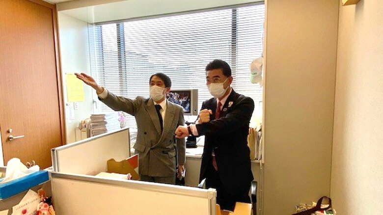 聴覚障がいをもつ秘書の川﨑多津也さん（右）は映画制作から政治の世界に転身した