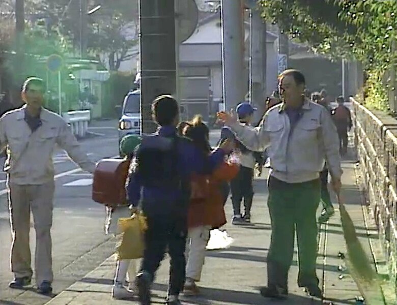 子どもたちを迎える佐々木さん(左)と杉山さん(右)