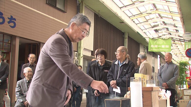 雲仙岳災害記念館　杉本伸一館長も供養塔に手を合わせた