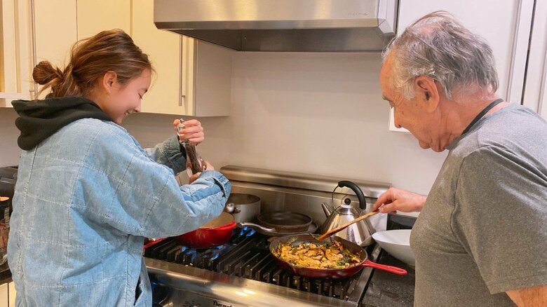 楽しそうに夕食作りを手伝ってくれる夫（右）だが・・・