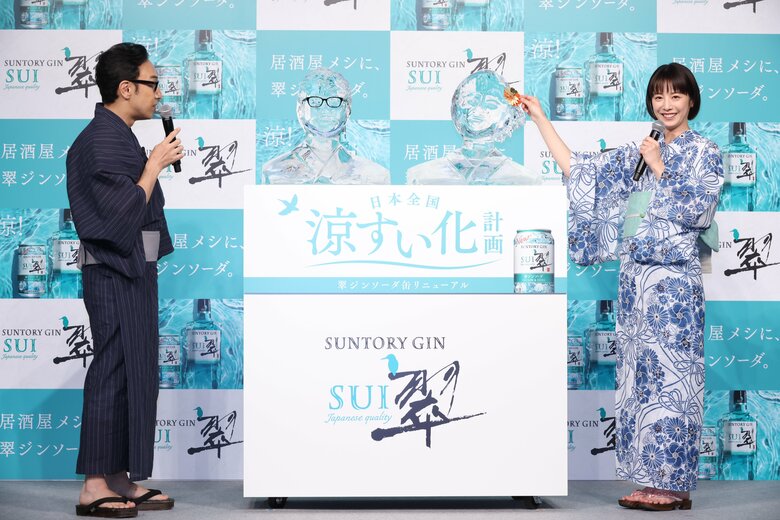 2人にそっくりな“氷像”も登場