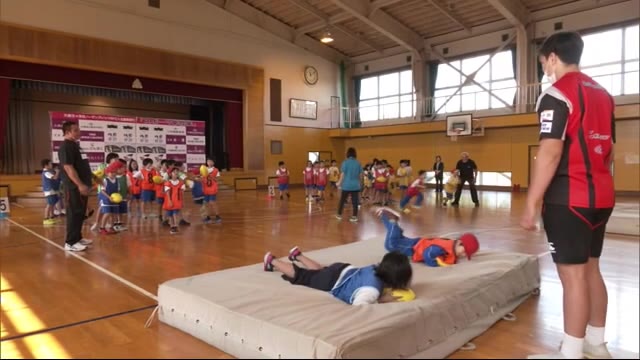 ラグビー通じ児童と交流 秋田ノーザンブレッツ 秋田・大館市