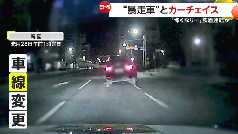 猛スピードで車列をすり抜けて信号無視をする“暴走車”