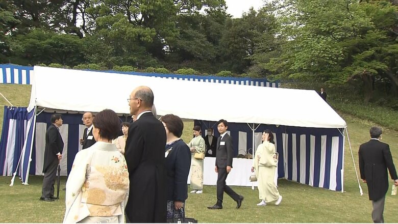 御苑内の芝生は、実は斜面　4月23日
