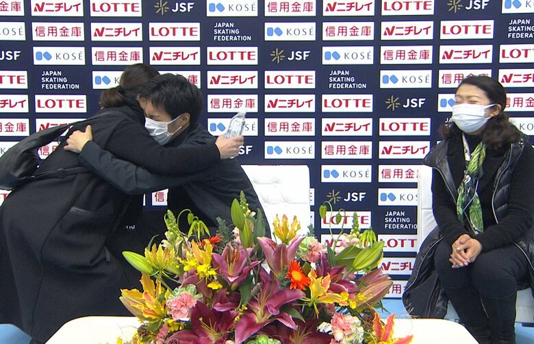 キスアンドクライでコーチと抱き合う三浦